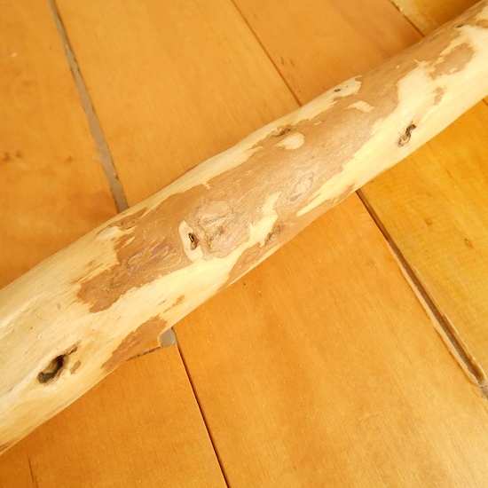【温泉流木】茶色の木の皮付が残る長い流木棒 流木素材 インテリア素材 木材